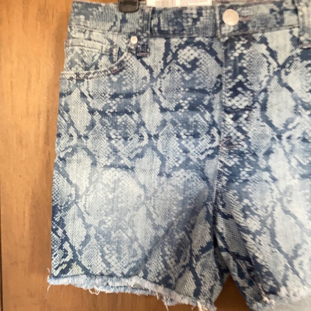 💜$15ifbundle3 Seven7 python print fray hem denim weekend short size 12 - Picture 5 of 17